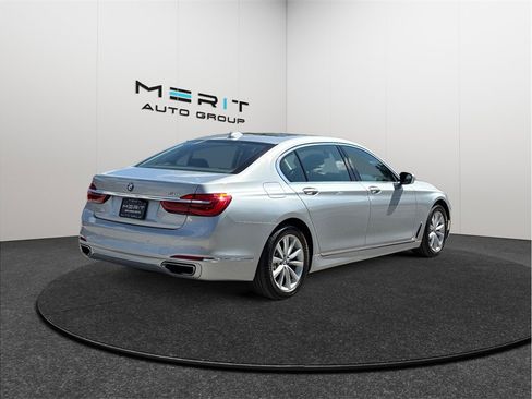 Used 2018 BMW 750i image 9
