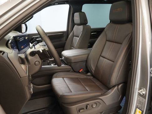 New 2026 Chevrolet Suburban High Country AWD/4WD image 3