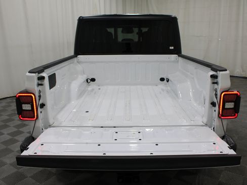 Used 2026 Jeep Gladiator Mojave AWD/4WD image 23