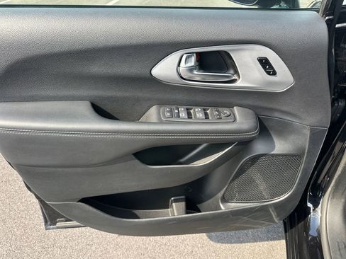 Used 2025 Chrysler Pacifica Limited FWD image 14
