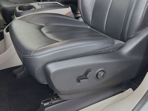 Used 2024 Chrysler Pacifica Touring-L image 22