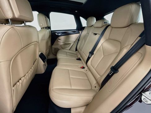 Certified 2025 Porsche Macan AWD/4WD image 24