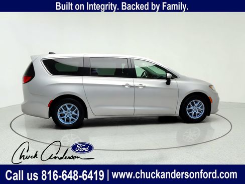 Used 2023 Chrysler Pacifica Touring-L FWD image 8