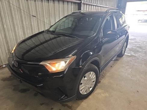 Used 2018 Toyota RAV4 LE image 1