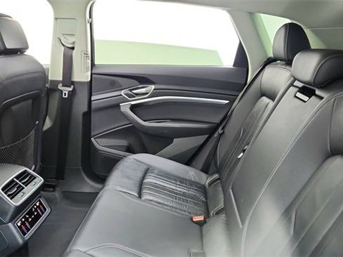 Used 2024 Audi Q8 e-tron Premium image 28