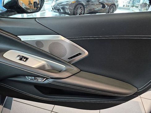 Used 2025 Chevrolet Corvette Stingray Premium Conv w/ Z51 Performance Package RWD image 32