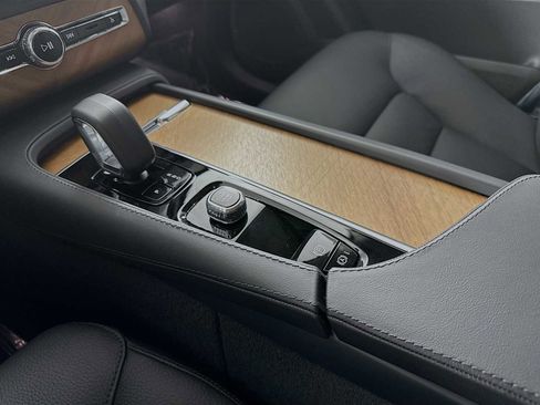 Certified 2025 Volvo XC90 T8 Plus w/ Protection Package Premier image 16