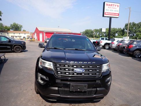 Used 2017 Ford Explorer XLT w/ Equipment Group 202A AWD/4WD image 2