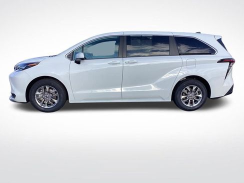Used 2025 Toyota Sienna LE FWD image 6