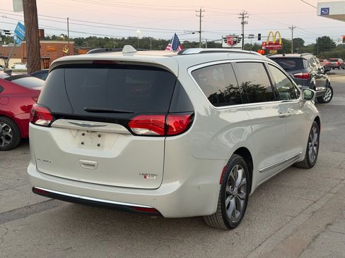 Used 2020 Chrysler Pacifica Limited w/ Tire & Wheel Group FWD image 5