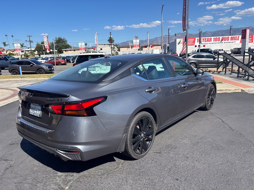 Used 2022 Nissan Altima 2.5 SR w/ Midnight Edition Package FWD image 4