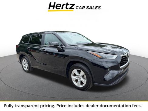 Used 2025 Toyota Highlander LE FWD image 1
