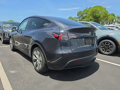 Used 2024 Tesla Model Y 2WD image 11