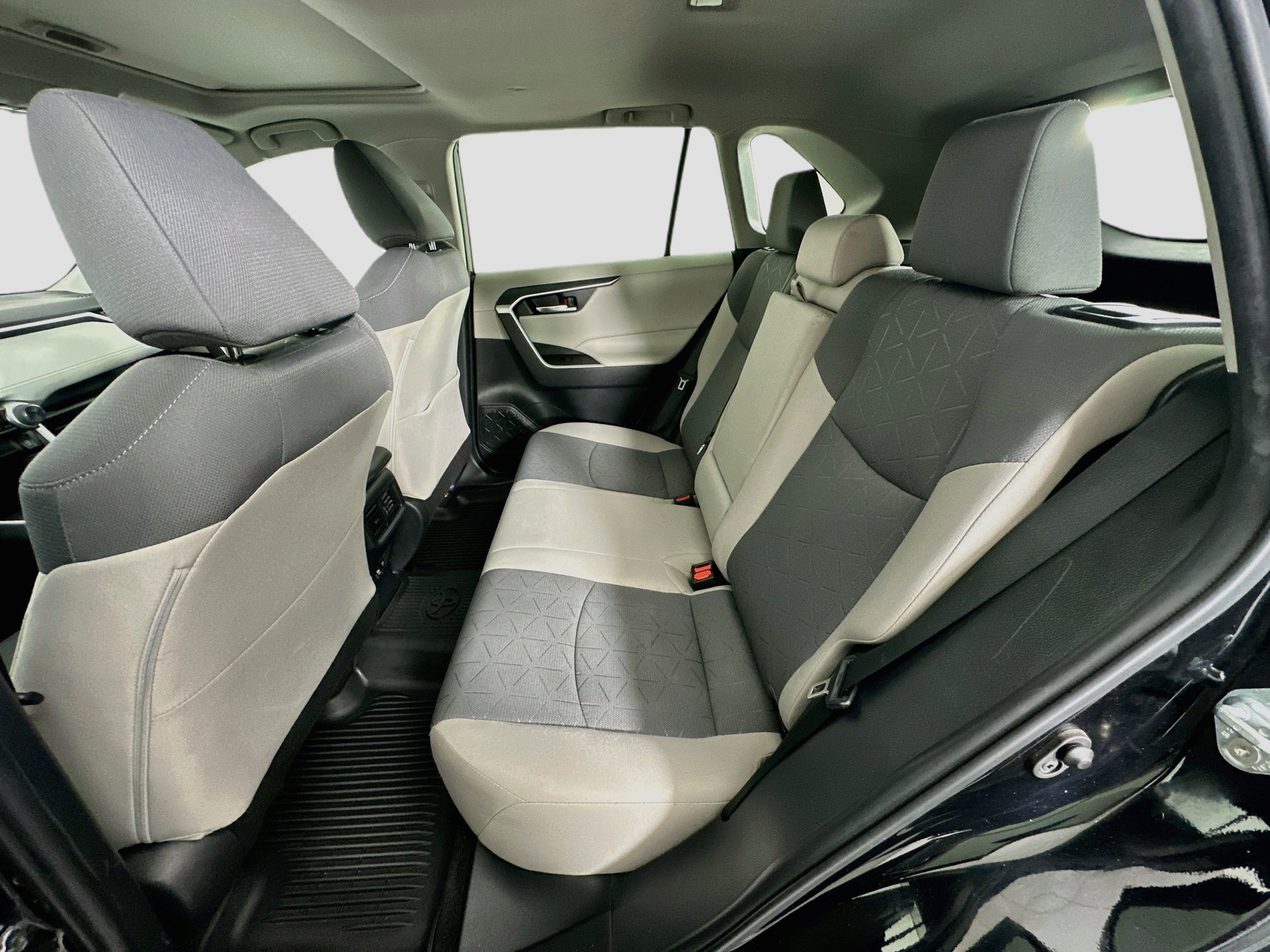 Used 2021 Toyota RAV4 XLE w/ Convenience Package FWD image 29