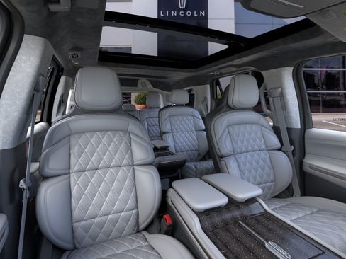 New 2026 Lincoln Navigator Black Label w/ Black Label Special Edition AWD/4WD image 10