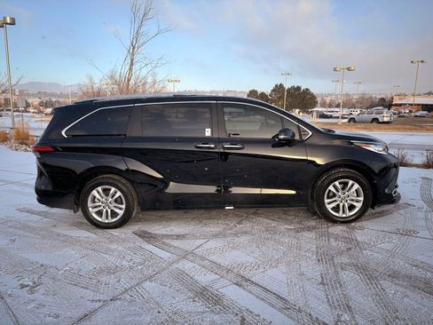 Used 2026 Toyota Sienna Limited image 9