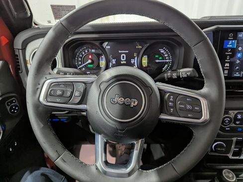 Used 2025 Jeep Wrangler Unlimited Sahara image 10