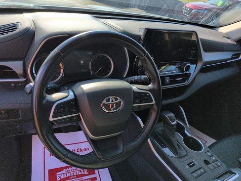 Used 2023 Toyota Highlander XLE image 9