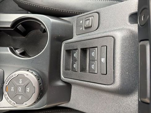 Used 2025 Ford Bronco Badlands image 36