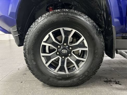 Used 2022 Toyota Tacoma TRD Sport w/ TRD Premium Sport Package AWD/4WD image 33