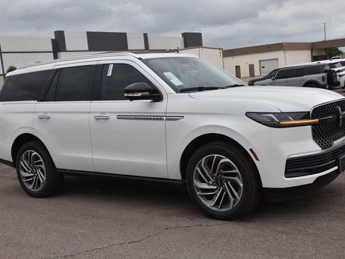New 2026 Lincoln Navigator Reserve AWD/4WD image 34