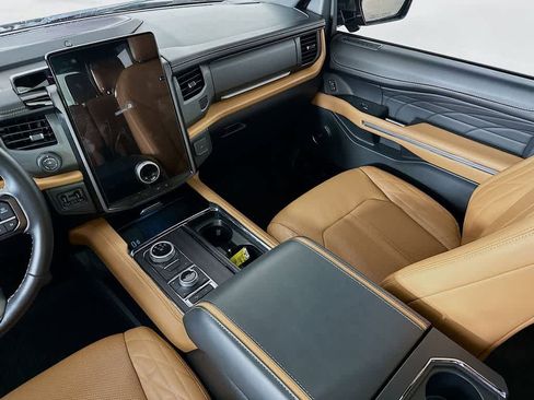 Certified 2023 Ford Expedition Platinum image 11