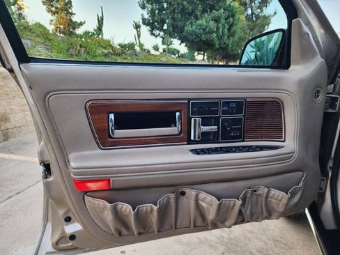 Used 1988 Lincoln Continental Signature image 38