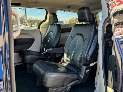 Used 2020 Chrysler Pacifica Touring-L image 19