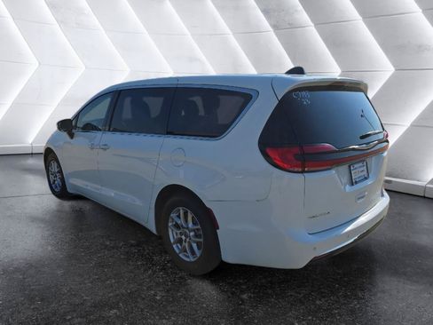 Used 2023 Chrysler Pacifica Touring-L FWD image 7