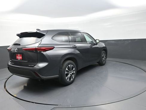 Used 2022 Toyota Highlander XLE image 6
