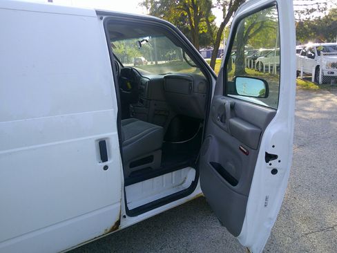 Used 2003 Chevrolet Astro w/ Convenience Pkg image 9