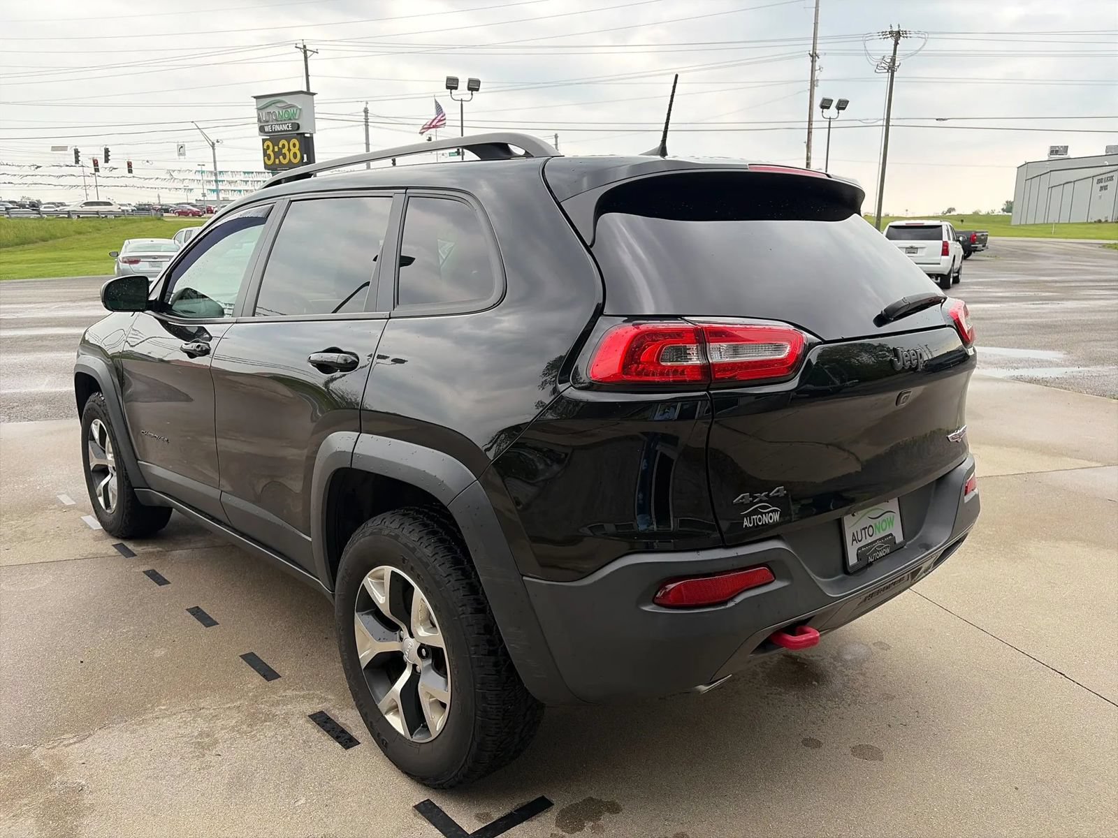 Used 2018 Jeep Cherokee Trailhawk AWD/4WD image 5