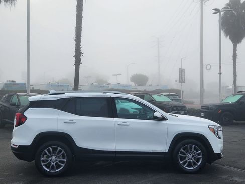 Used 2024 GMC Terrain SLT image 32