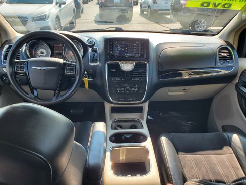 Used 2014 Chrysler Town & Country Touring-L FWD image 27
