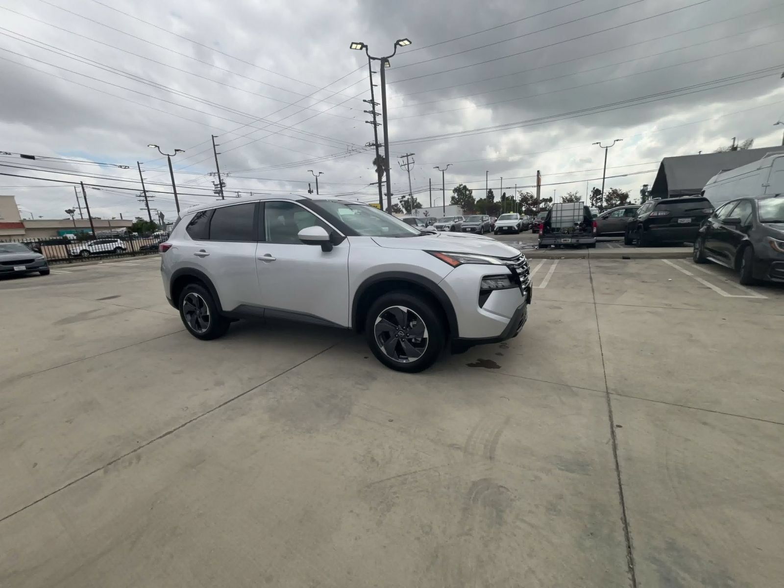 Used 2025 Nissan Rogue SV FWD image 2