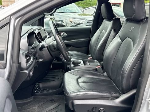 Used 2019 Chrysler Pacifica Touring-L w/ S Appearance Package FWD image 17