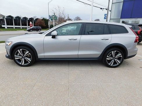 Certified 2024 Volvo V60 B5 Cross Country Plus image 11