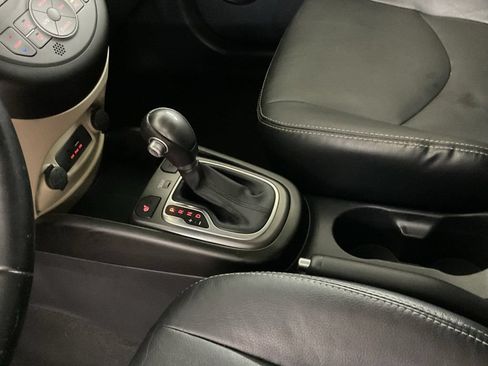 Used 2013 Kia Soul ! w/ Premium Pkg FWD image 18