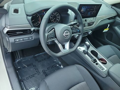 Used 2025 Nissan Altima 2.5 SV w/ SV Premium Package FWD image 24