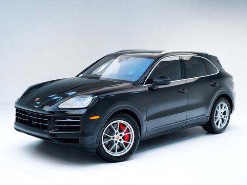 Used 2025 Porsche Cayenne S image 1