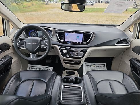 Used 2023 Chrysler Pacifica Touring-L FWD image 20