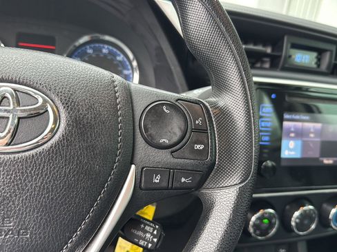 Used 2017 Toyota Corolla LE image 19