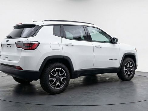 Used 2025 Jeep Compass Trailhawk image 7