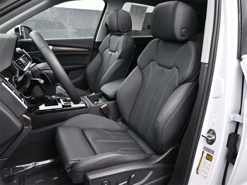 Used 2024 Audi Q5 2.0T Premium w/ Convenience Package image 16