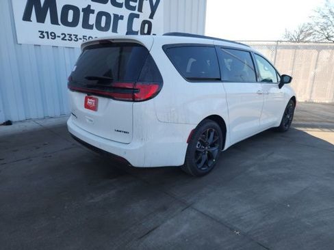 New 2026 Chrysler Pacifica Limited image 18