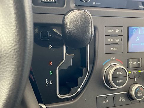 Used 2020 Toyota Sienna LE w/ Carpet Mat Package FWD image 20