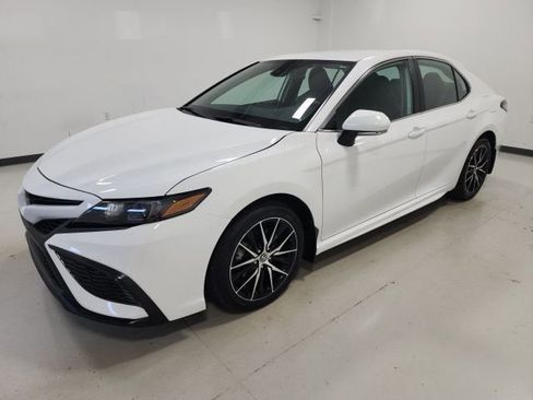 Used 2024 Toyota Camry SE image 8