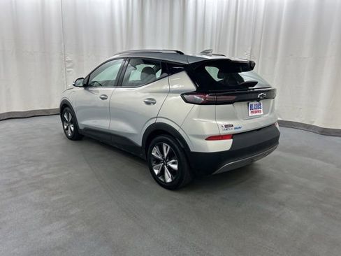 Used 2022 Chevrolet Bolt EUV LT w/ Convenience Package FWD image 4