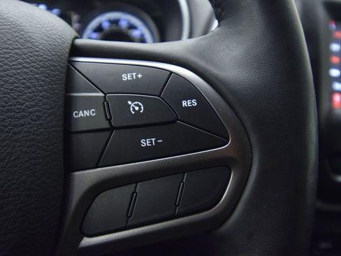 Used 2019 Jeep Cherokee Latitude Plus w/ Cold Weather Group AWD/4WD image 29