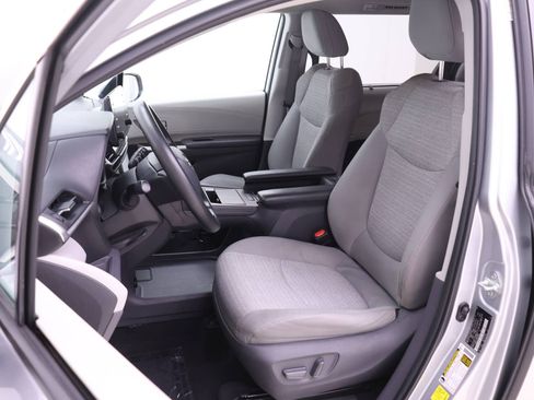 Used 2021 Toyota Sienna LE image 4